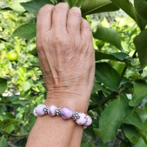 Bracelet de perles violettes