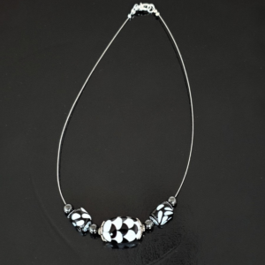 Collier court perles de verre à motifs noirs et blancs