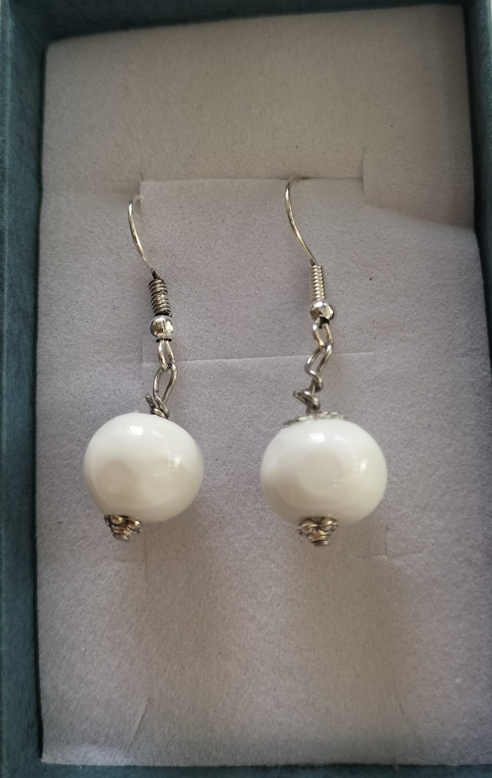 boucle d’oreilles blanche